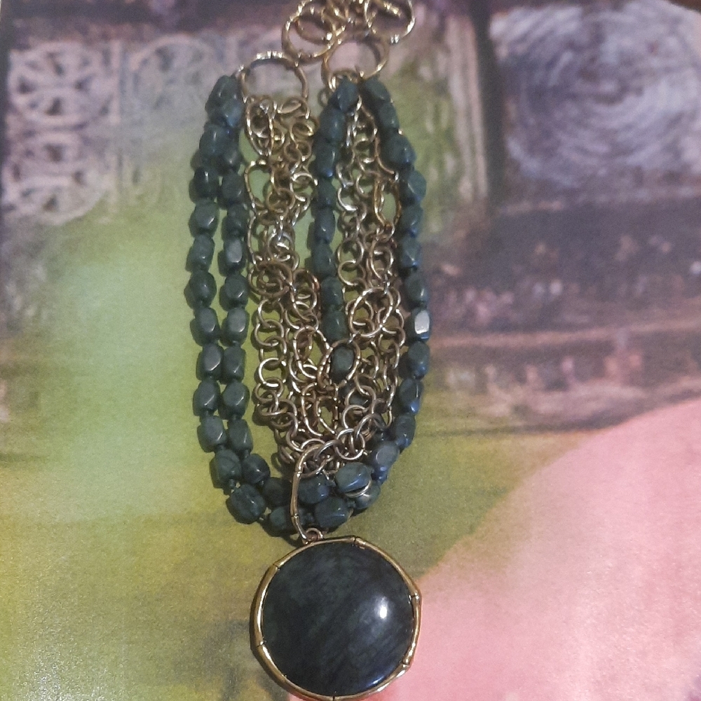 Elegant Gold and Green Necklace - Picture 4 of 4